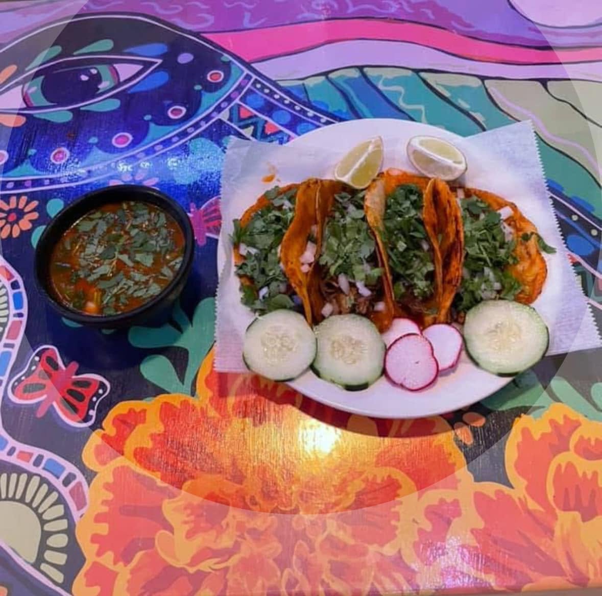 Tacos de birria con consomé del restaurante