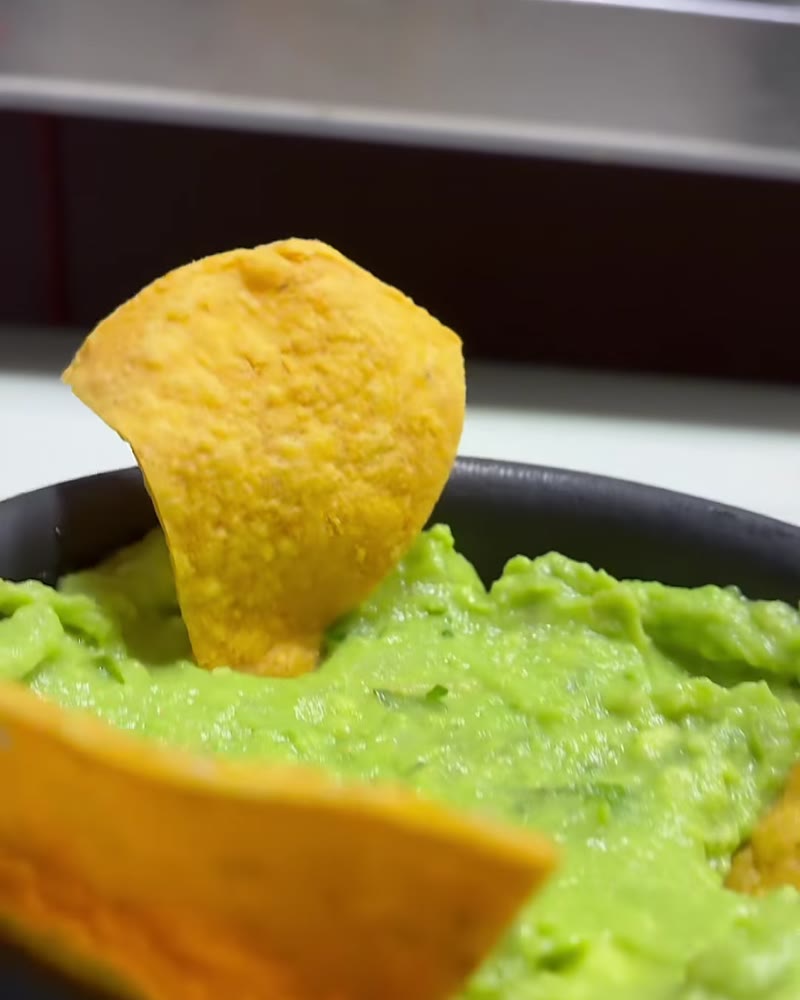 Antojitos recién preparados en la cocina del restaurante